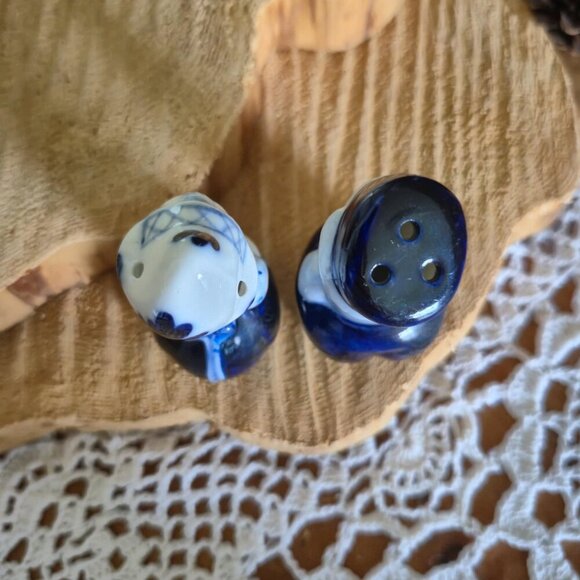 Delft Blue Salt & Pepper Shakers - Picture 4 of 10